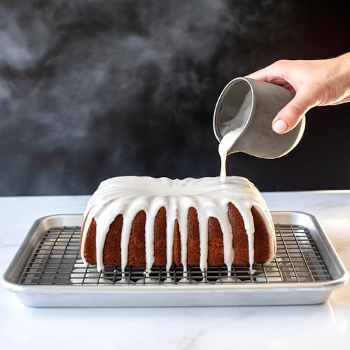 Nordic Ware Naturals® Quarter Sheet with Oven-Safe Nonstick Grid - Image 3