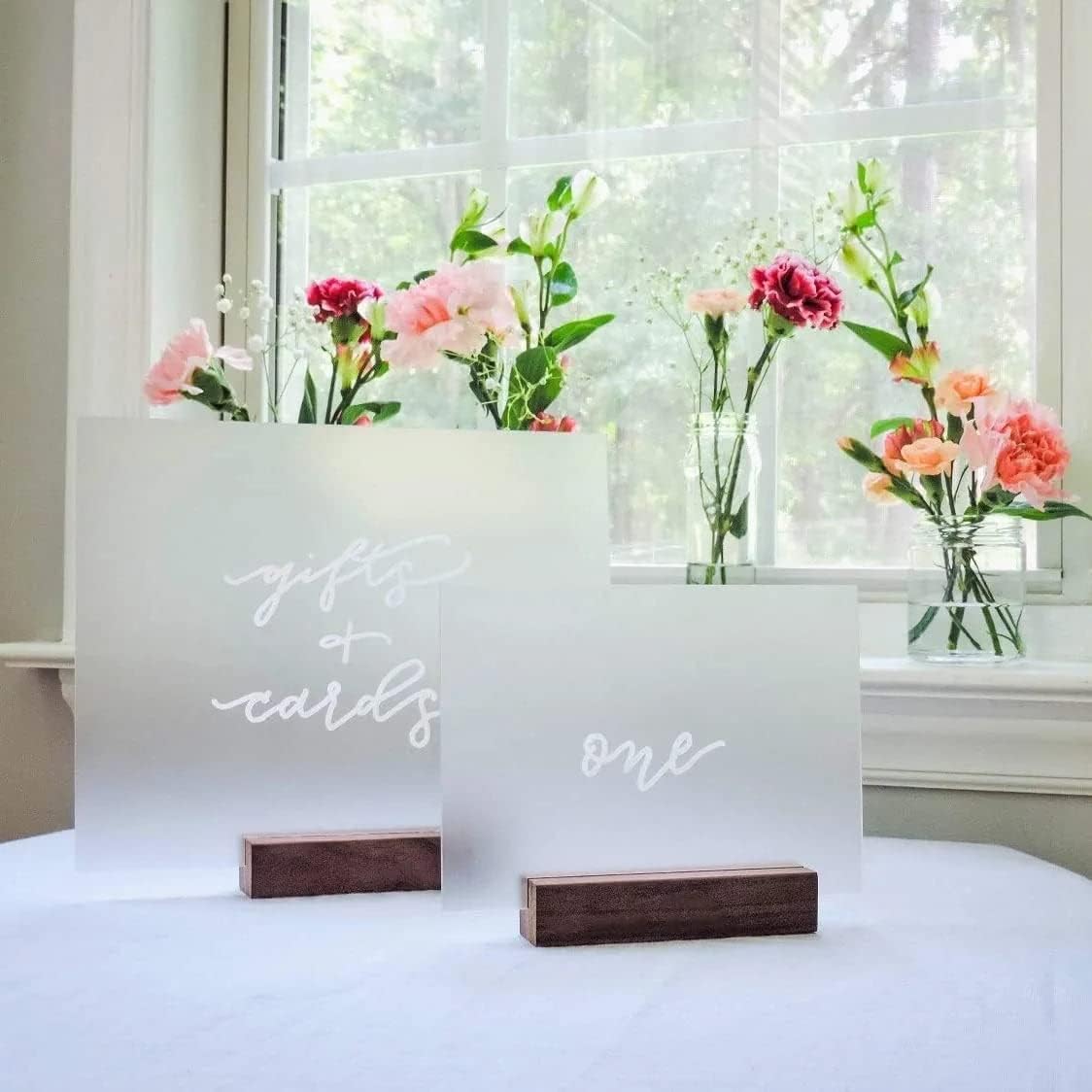 UNIQOOO 5 Pack Rustic Acrylic Sign Holders | Walnut Wood Table Numbers Display Stands | Place Card Holder, Perfect for Retail Shop Wedding Dinner Party Events Decoration