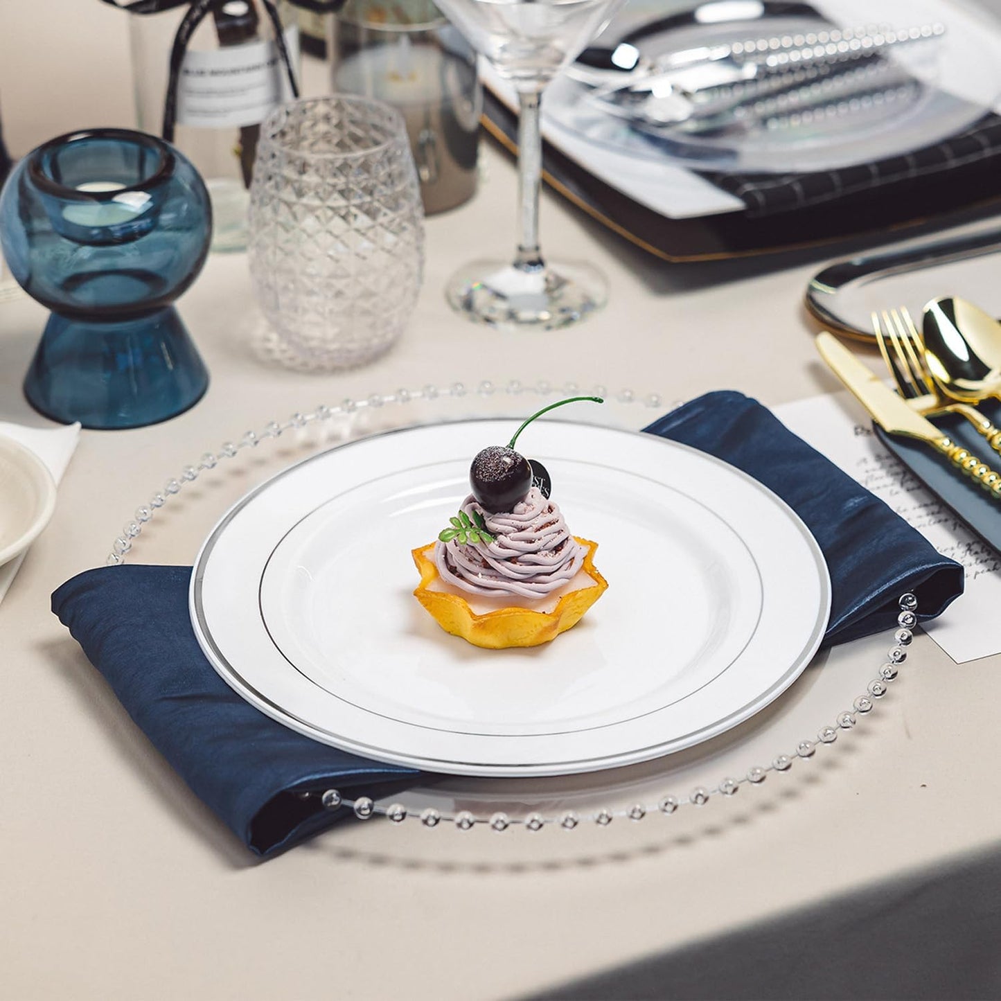 N9R 100PCS Silver Plastic Plates, 10.25 inch White Disposable Dinner Plate with Silver Rim, Heavy Duty Plates for Party, Wedding and Birthday